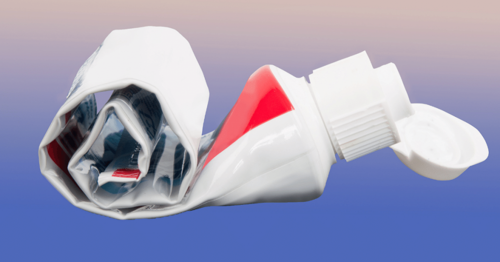 een lege tandpasta tube draagt niet bij aan duurzaamheid 